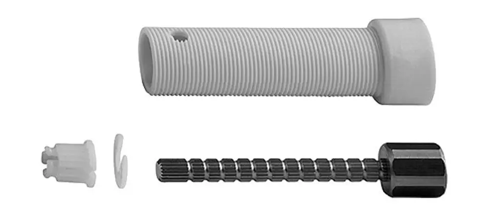 Verlängerungssatz von HANSA bestehend aus einem weißen Kunststoffrohr, einem Metallstift und einem Kunststoffteil, die zur Verbindung oder Verlängerung von Rohren verwendet werden.